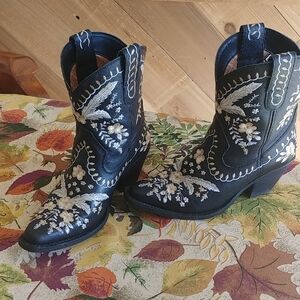 Dingo Black Heeled Boots with Floral Embroidery